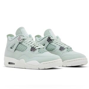 Jordan WMNS Air Jordan 4 Retro in Seafoam and Metallic Silver, Size 11